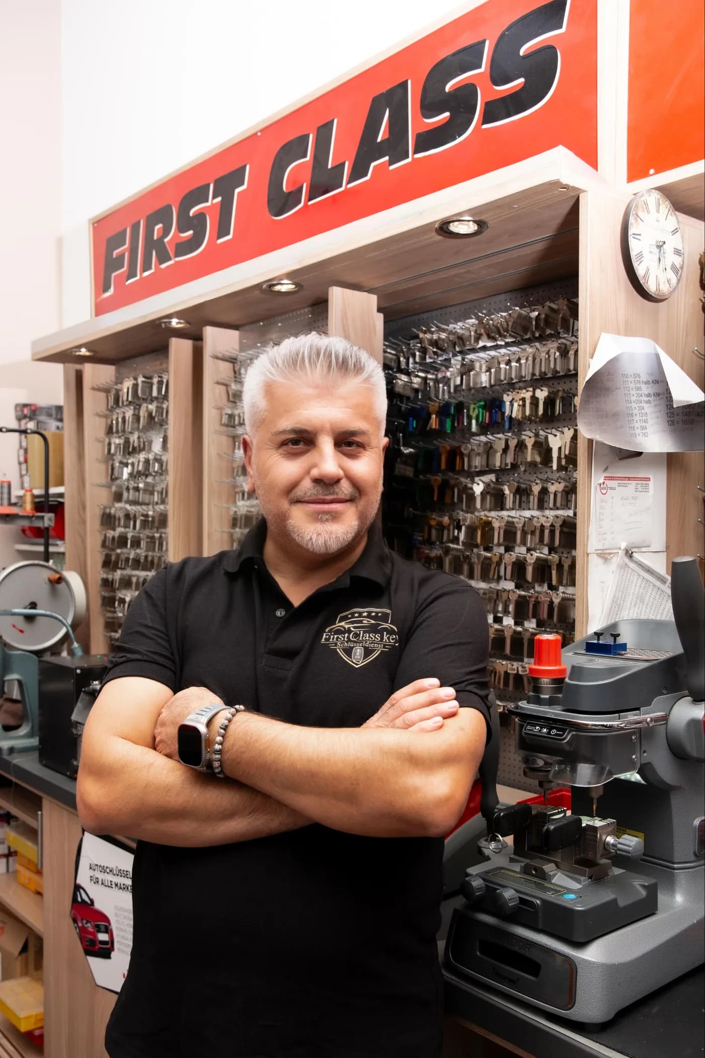 Güngör Demir vor der First Class Key Werkstatt im Stern Center Sindelfingen