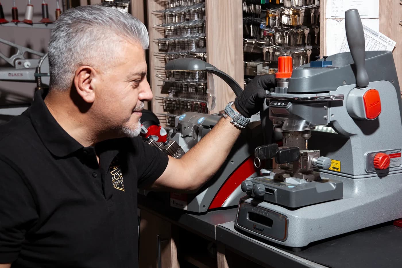 Autoschlüssel wird auf der CNC-Fräsmaschine in der Werkstatt in Sindelfingen gefräst